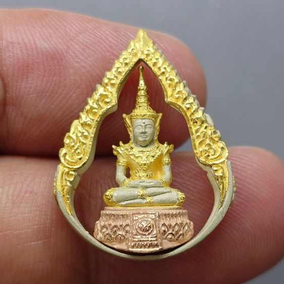 พระแก้วมรกต ภปร ( รุ่นแรก ) ฉลองครบ 75 พรรษา รัชกาลที่9 เนื้อเงินสามกษัตริย์ พิมพ์หยดน้ำ ปี2545 พร้อมกล่องเดิม รูปที่ 3