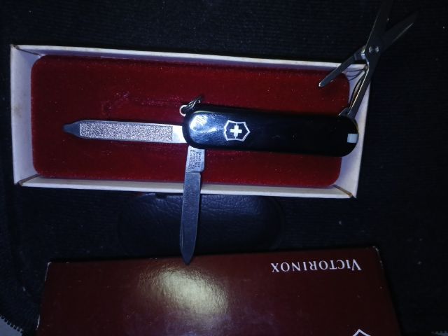ขายมีดพับพวงกุญแจ Victorinox Classic SD (Black) แท้  สภาพเหมือนใหม่ดีมาก