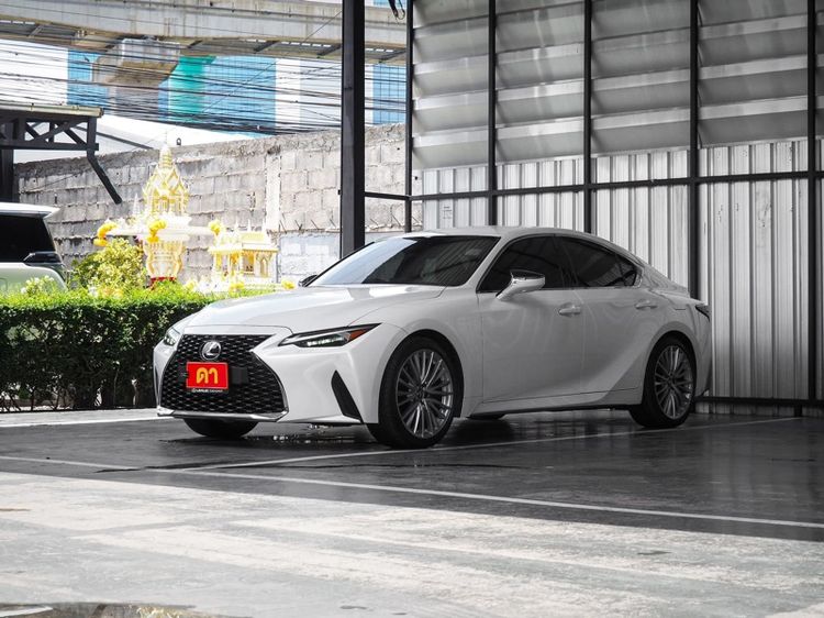 Lexus IS300h 2025 2.5 Premium Sedan ไฮบริด ไม่ติดแก๊ส เกียร์อัตโนมัติ ขาว