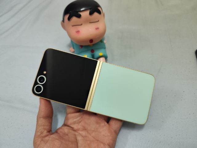 z flip 6 แรม12  ตำหนินิดใช้งานปรกติราคาถุก
