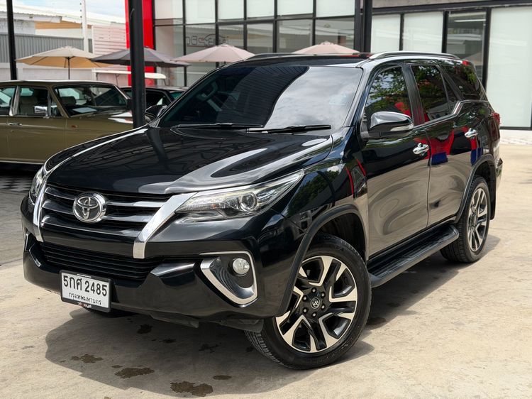 รถ Toyota Fortuner 2.8 V 4WD สี ดำ