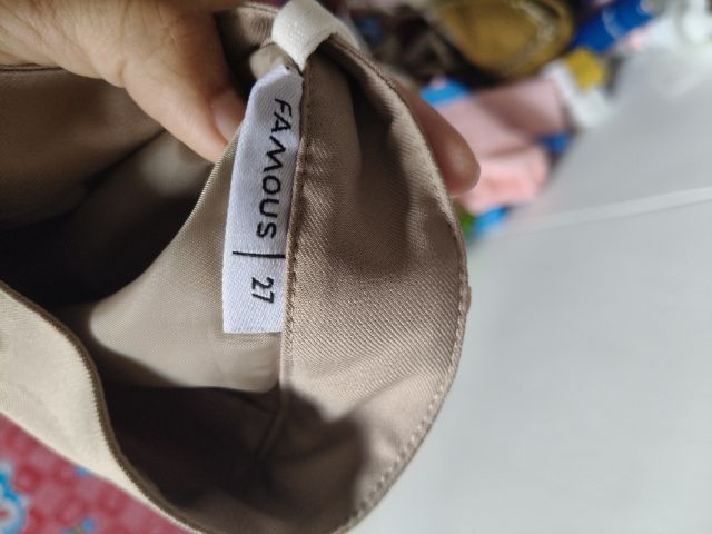 ส่งต่อชุดสีกากี จากร้านfamous เนื้อนิ่ม ใส่สบาย ไม่ร้อน ใช้งานน้อยมาก รูปที่ 2
