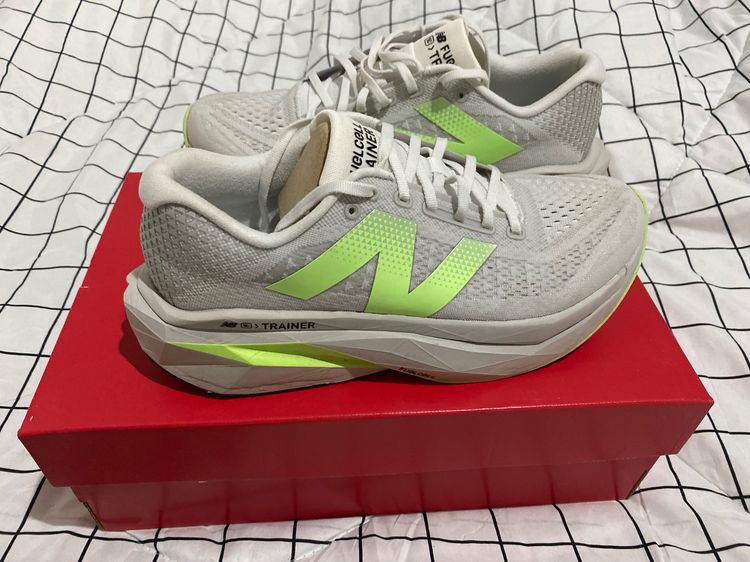 ￼NEW BALANCE FuelCell SuperComp Trainer v3