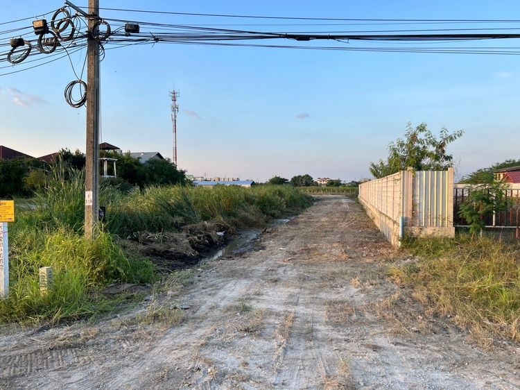 ที่ดินถมแล้ว ล้อมรั้วรอบที่ ทำเลทอง ลาดกระบัง ทางเข้าที่ 2 ทาง
