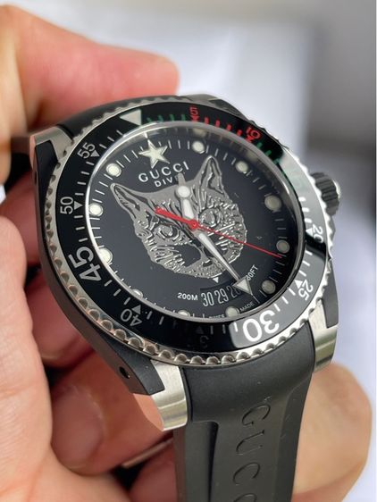 GUCCI Dive 40 MM Cat Swiss Quartz Black Dial Black Rubber Men's Watch YA136320 ( New ) รูปที่ 10