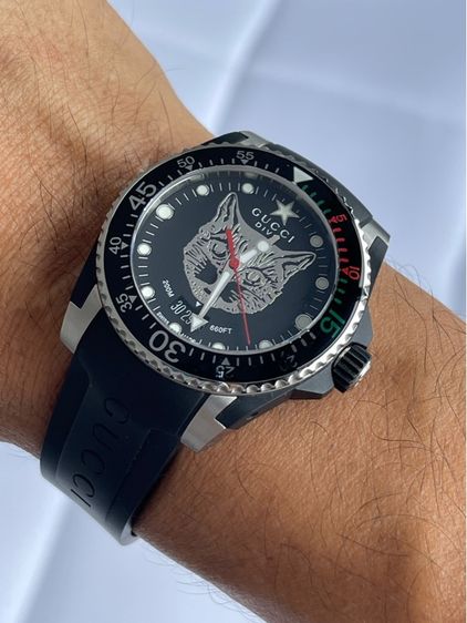 GUCCI Dive 40 MM Cat Swiss Quartz Black Dial Black Rubber Men's Watch YA136320 ( New ) รูปที่ 13