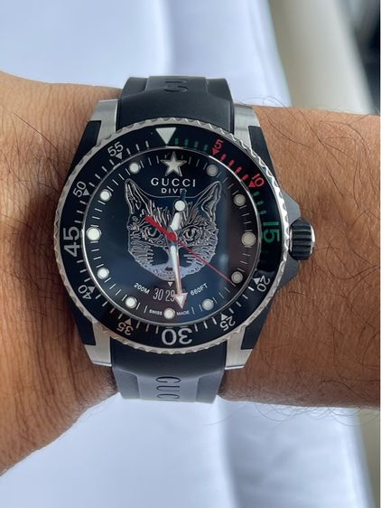 GUCCI Dive 40 MM Cat Swiss Quartz Black Dial Black Rubber Men's Watch YA136320 ( New ) รูปที่ 12