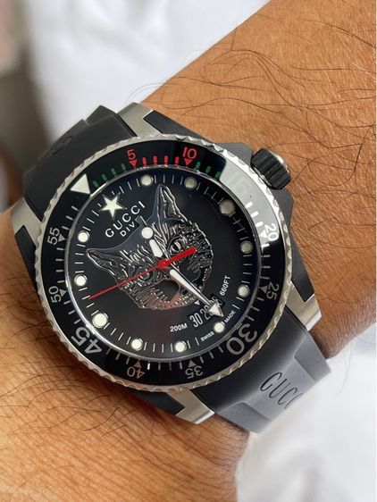 GUCCI Dive 40 MM Cat Swiss Quartz Black Dial Black Rubber Men's Watch YA136320 ( New ) รูปที่ 17