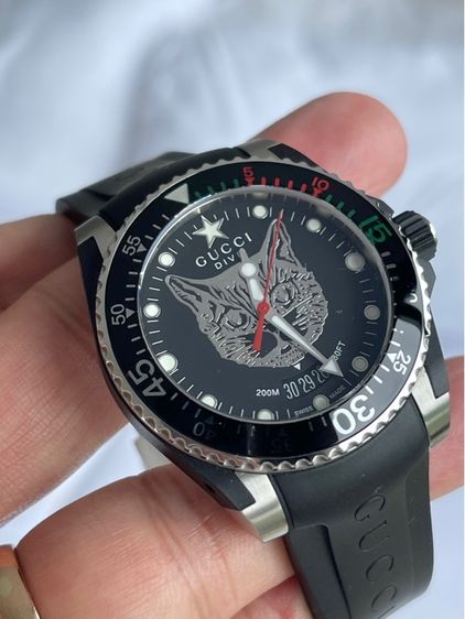 GUCCI Dive 40 MM Cat Swiss Quartz Black Dial Black Rubber Men's Watch YA136320 ( New ) รูปที่ 7