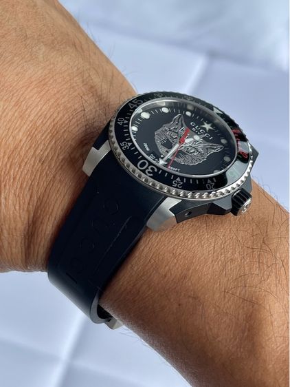 GUCCI Dive 40 MM Cat Swiss Quartz Black Dial Black Rubber Men's Watch YA136320 ( New ) รูปที่ 14