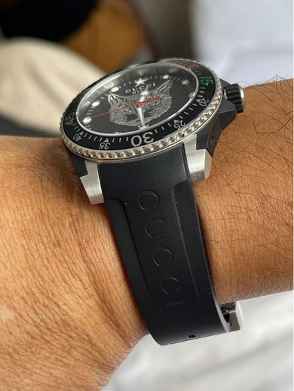 GUCCI Dive 40 MM Cat Swiss Quartz Black Dial Black Rubber Men's Watch YA136320 ( New ) รูปที่ 18
