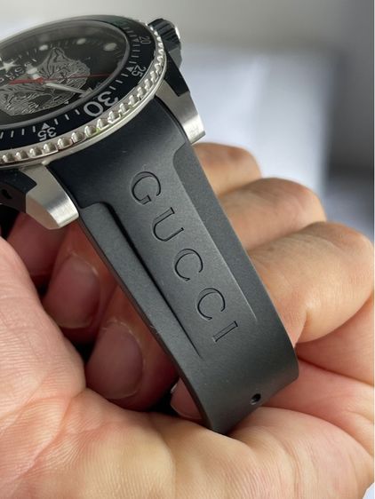 GUCCI Dive 40 MM Cat Swiss Quartz Black Dial Black Rubber Men's Watch YA136320 ( New ) รูปที่ 11