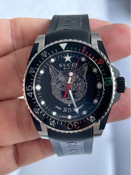 GUCCI Dive 40 MM Cat Swiss Quartz Black Dial Black Rubber Men's Watch YA136320 ( New ) รูปที่ 6