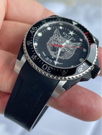 GUCCI Dive 40 MM Cat Swiss Quartz Black Dial Black Rubber Men's Watch YA136320 ( New ) รูปที่ 9
