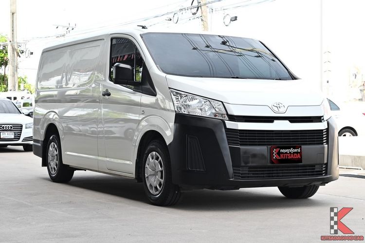 รถ Toyota Hiace 2.8 economy สี ขาว