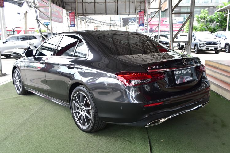 Mercedes-Benz E-Class 2022 E300 Sedan ปลั๊กอินไฮบริด (PHEV) เกียร์อัตโนมัติ ดำ รูปที่ 3