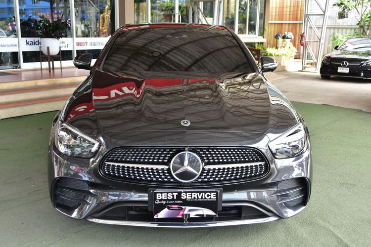 Mercedes-Benz E-Class 2022 E300 Sedan ปลั๊กอินไฮบริด (PHEV) เกียร์อัตโนมัติ ดำ รูปที่ 2