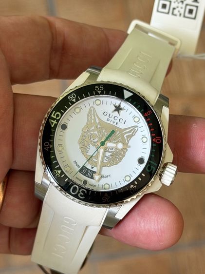 GUCCI Dive 40 MM Cat Swiss Quartz White Silver Dial White Rubber Men's Watch YA136329 รูปที่ 17
