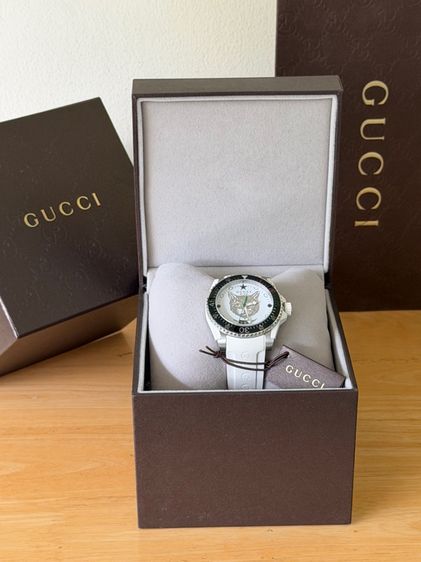 GUCCI Dive 40 MM Cat Swiss Quartz White Silver Dial White Rubber Men's Watch YA136329 รูปที่ 3