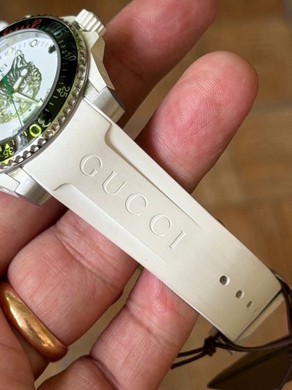 GUCCI Dive 40 MM Cat Swiss Quartz White Silver Dial White Rubber Men's Watch YA136329 รูปที่ 11