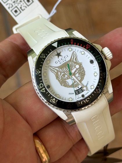 GUCCI Dive 40 MM Cat Swiss Quartz White Silver Dial White Rubber Men's Watch YA136329 รูปที่ 10