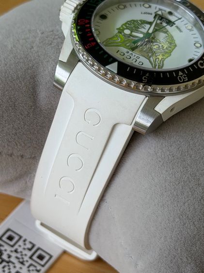 GUCCI Dive 40 MM Cat Swiss Quartz White Silver Dial White Rubber Men's Watch YA136329 รูปที่ 5