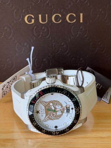 GUCCI Dive 40 MM Cat Swiss Quartz White Silver Dial White Rubber Men's Watch YA136329 รูปที่ 18