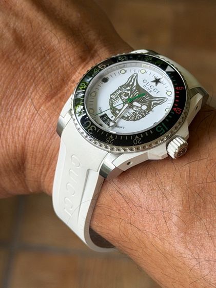 GUCCI Dive 40 MM Cat Swiss Quartz White Silver Dial White Rubber Men's Watch YA136329 รูปที่ 15