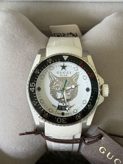 GUCCI Dive 40 MM Cat Swiss Quartz White Silver Dial White Rubber Men's Watch YA136329 รูปที่ 4