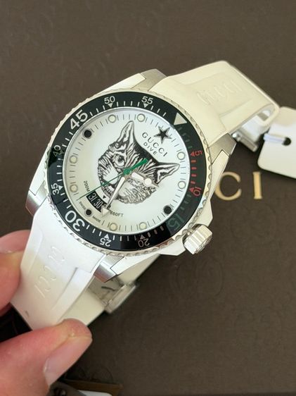 GUCCI Dive 40 MM Cat Swiss Quartz White Silver Dial White Rubber Men's Watch YA136329 รูปที่ 8