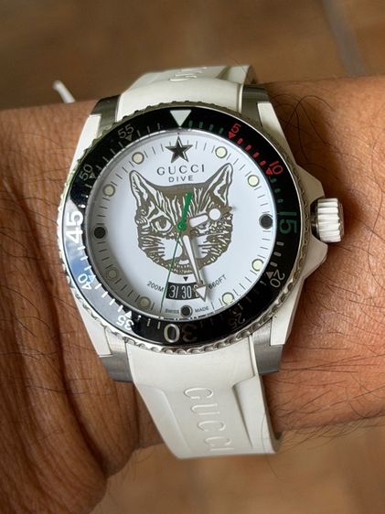 GUCCI Dive 40 MM Cat Swiss Quartz White Silver Dial White Rubber Men's Watch YA136329 รูปที่ 14