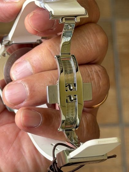 GUCCI Dive 40 MM Cat Swiss Quartz White Silver Dial White Rubber Men's Watch YA136329 รูปที่ 12