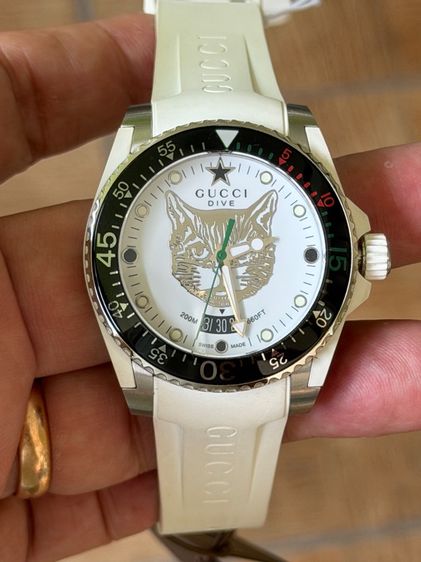 GUCCI Dive 40 MM Cat Swiss Quartz White Silver Dial White Rubber Men's Watch YA136329 รูปที่ 9