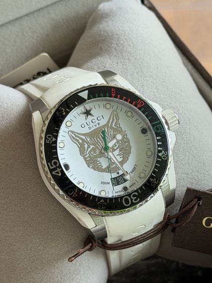 ขาว GUCCI Dive 40 MM Cat Swiss Quartz White Silver Dial White Rubber Men's Watch YA136329
