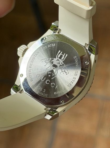 GUCCI Dive 40 mm White Dial Rubber Strap Men’s Swiss Quartz Watch YA136337 รูปที่ 13
