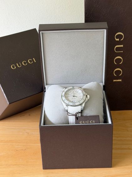 GUCCI Dive 40 mm White Dial Rubber Strap Men’s Swiss Quartz Watch YA136337 รูปที่ 3