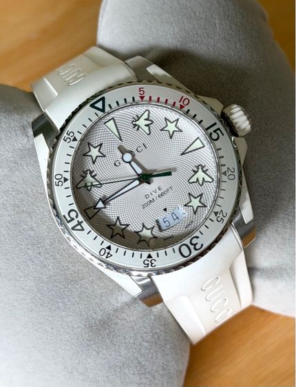 GUCCI Dive 40 mm White Dial Rubber Strap Men’s Swiss Quartz Watch YA136337 รูปที่ 5