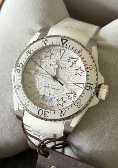 ขาว GUCCI Dive 40 mm White Dial Rubber Strap Men’s Swiss Quartz Watch YA136337