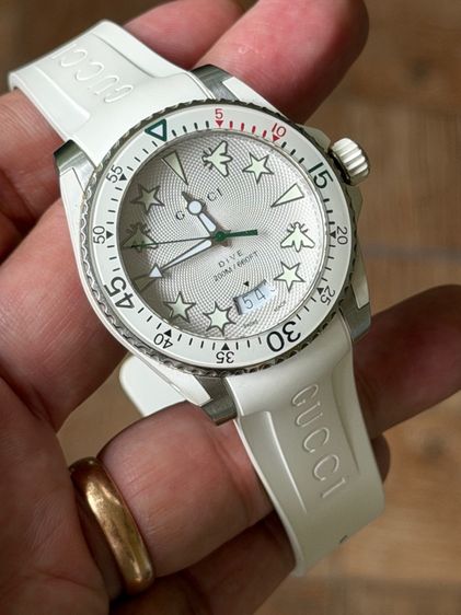 GUCCI Dive 40 mm White Dial Rubber Strap Men’s Swiss Quartz Watch YA136337 รูปที่ 10