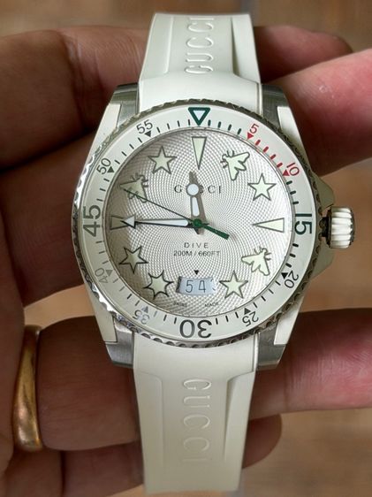 GUCCI Dive 40 mm White Dial Rubber Strap Men’s Swiss Quartz Watch YA136337 รูปที่ 9