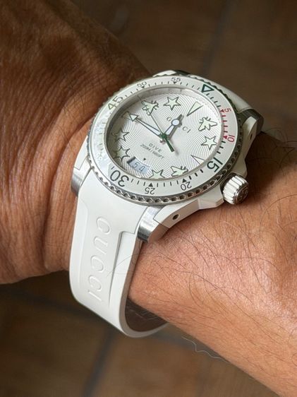GUCCI Dive 40 mm White Dial Rubber Strap Men’s Swiss Quartz Watch YA136337 รูปที่ 16