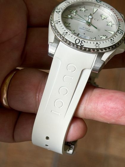 GUCCI Dive 40 mm White Dial Rubber Strap Men’s Swiss Quartz Watch YA136337 รูปที่ 11
