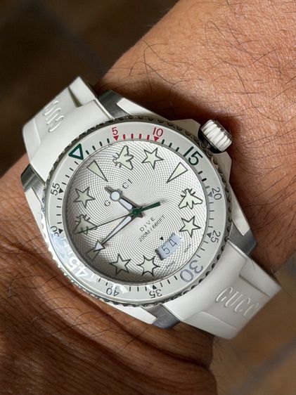 GUCCI Dive 40 mm White Dial Rubber Strap Men’s Swiss Quartz Watch YA136337 รูปที่ 18