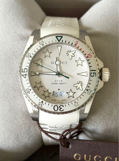 GUCCI Dive 40 mm White Dial Rubber Strap Men’s Swiss Quartz Watch YA136337 รูปที่ 4