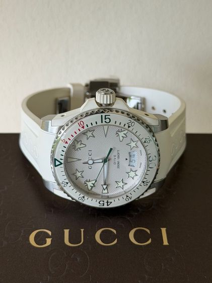 GUCCI Dive 40 mm White Dial Rubber Strap Men’s Swiss Quartz Watch YA136337 รูปที่ 8