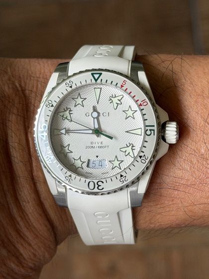 GUCCI Dive 40 mm White Dial Rubber Strap Men’s Swiss Quartz Watch YA136337 รูปที่ 15