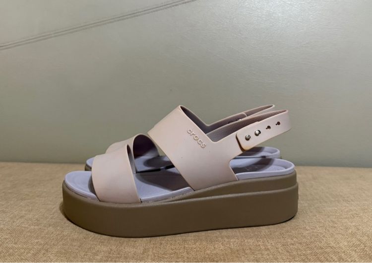 รองเท้า Crocs Brooklyn Low Wedge 