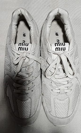 รองเท้าผ้าใบ New Balance x Miu Miu