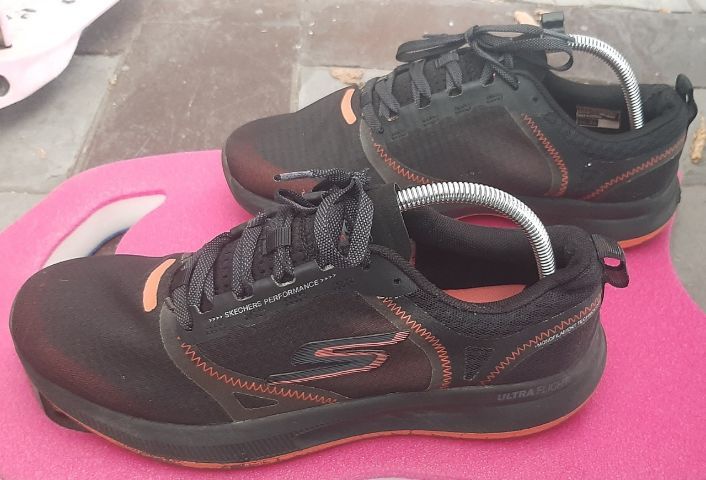 รองเท้า Skechers รุ่น Go Run Pulse สีดำ ส้ม ขนาด EU 42.5 ความยาว 27 ซม. รูปที่ 12