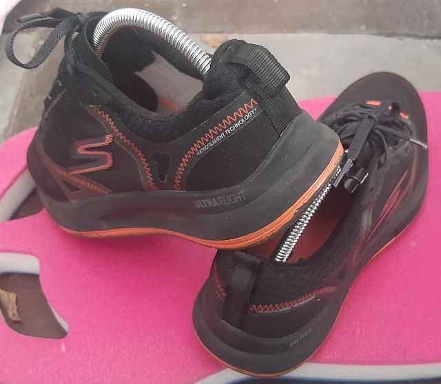รองเท้า Skechers รุ่น Go Run Pulse สีดำ ส้ม ขนาด EU 42.5 ความยาว 27 ซม. รูปที่ 9